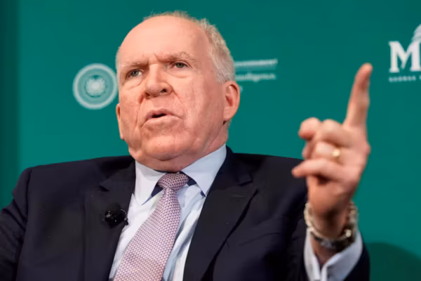 L’ancien patron de la CIA contre-attaque : John Brennan saisit la justice face à une enquête liée à Trump